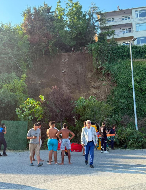 B&uuml;y&uuml;k&ccedil;ekmece Mimar Sinan Sahil&rsquo;de toprak kayması - Resim : 1