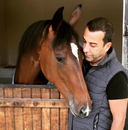 Milyonlar havada uçuşuyor:  Atlar koşuyor, onlar kazanıyor - Resim : 3