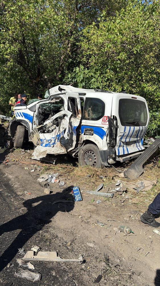 İzmir'de freni patlayan tır ortalığı savaş alanına &ccedil;evirdi: &Ouml;l&uuml; ver yaralılar var - Resim : 1