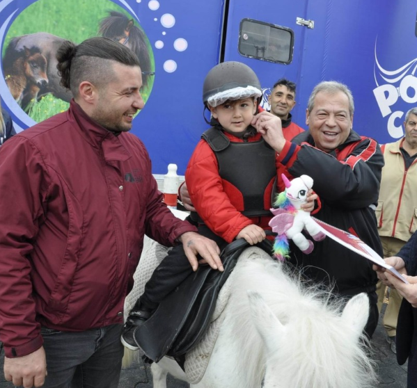 Milyonlar havada uçuşuyor:  Atlar koşuyor, onlar kazanıyor - Resim : 5