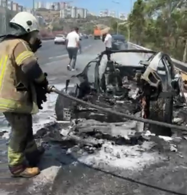 18 milyonluk Porsche alev aldı, iş insanı canını zor kurtardı: Şirket üretim hatası iddialarını reddediyor - Resim : 1