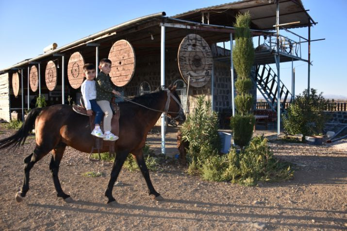 Bu mekânda para geçmiyor, her şey bedava! Çay, çorba, sıcak yemek, at binme ve daha fazlası... - Resim: 5