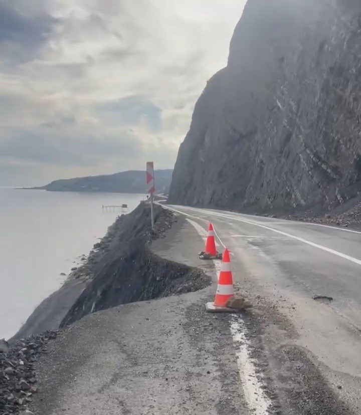 Tekirdağ’da heyelan: Sahil hattı ulaşıma kapandı - Resim : 1