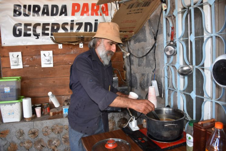 Bu mekânda para geçmiyor, her şey bedava! Çay, çorba, sıcak yemek, at binme ve daha fazlası... - Resim: 3