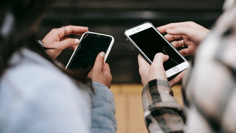 Akıllı telefon pazarında dengeler değişiyor! Apple ilk kez liderliği aldı