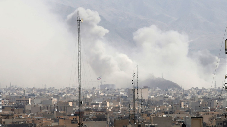 İsrail: Tahran'a geniş bir saldırı dalgası başlatıldı