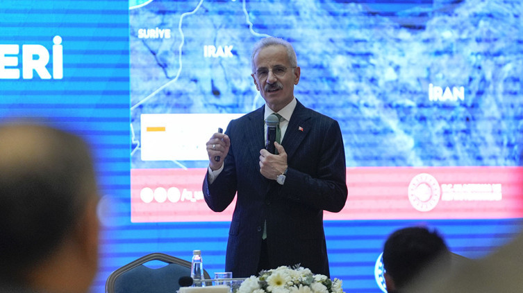 Ulaştırma ve Altyapı Bakanı Uraloğlu: Hürmüz Boğazı’nda 14 Türk gemisi bekliyor