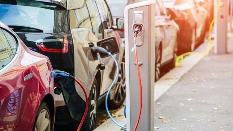 Pompa fiyatları ulaşımı yeniden şekillendiriyor: Elektriklinin altın çağı başlıyor