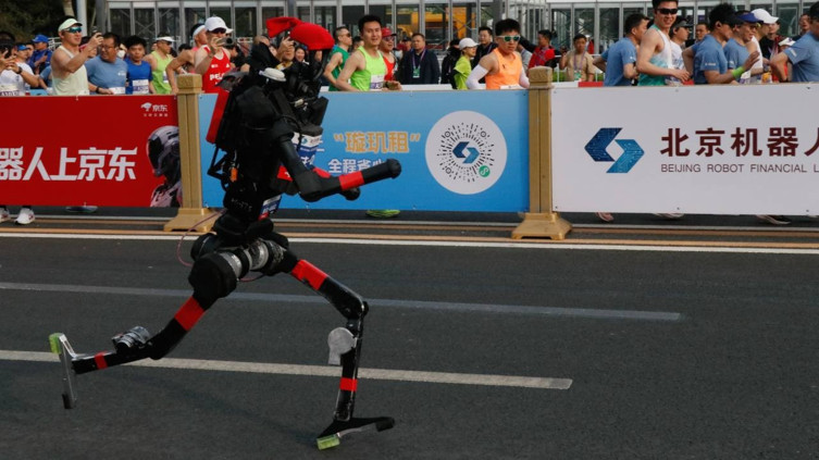 Çin'in insansı robotları... Bir yıl önce yürüyemiyorlardı, şimdi yarı maratonda rekor kırıyorlar