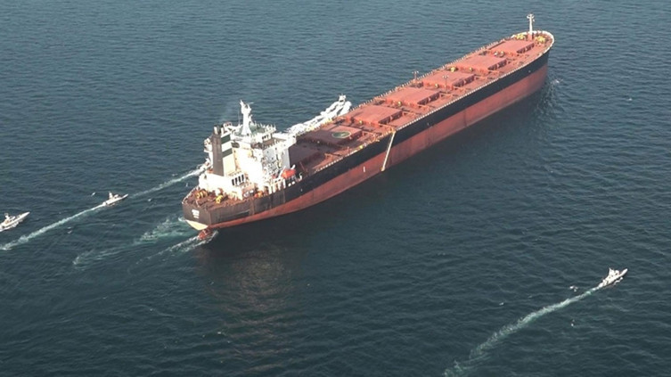 Hürmüz’de abluka delindi: Bir tanker daha boğazı geçti