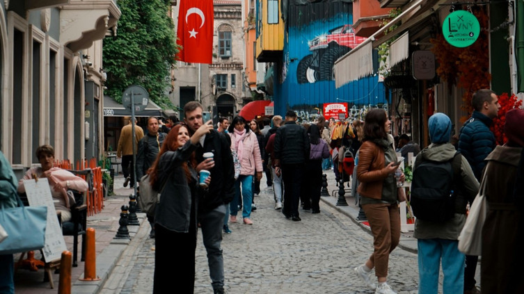 Giyecek ve hediyelik eşyaya 100 milyar TL harcadık