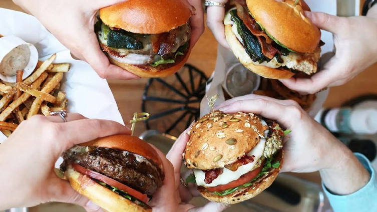 Ünlü hamburger zinciri el değiştirdi
