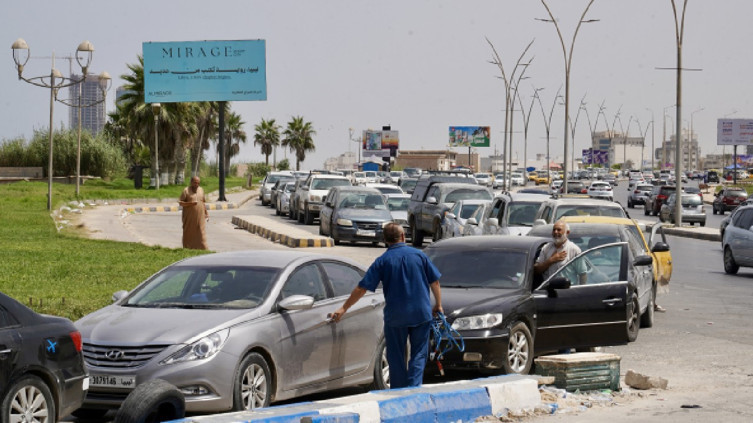 Petrol zengini Libya'da benzin krizi: İstasyonlarda kuyruklar yüzlerce metreyi buldu