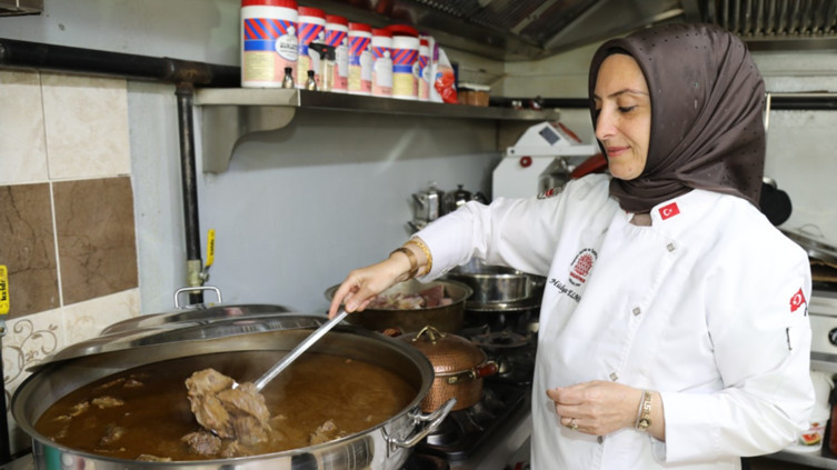 1 kilo kıyma ve 5 kilo unla başladı: Şimdi 40'tan fazla kadına iş veriyor
