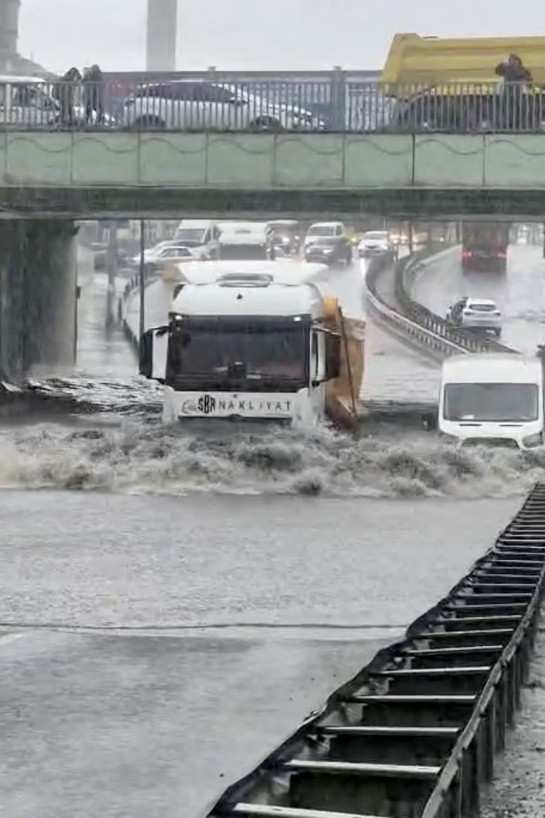 İstanbul'da sağanak alarmı: Sel sularına kapılan kadın kurtarıldı - Resim : 4