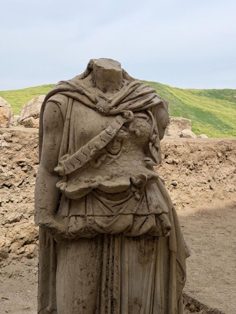 Laodikeia’da 2 metrelik Athena heykeli bulundu - Resim: 2