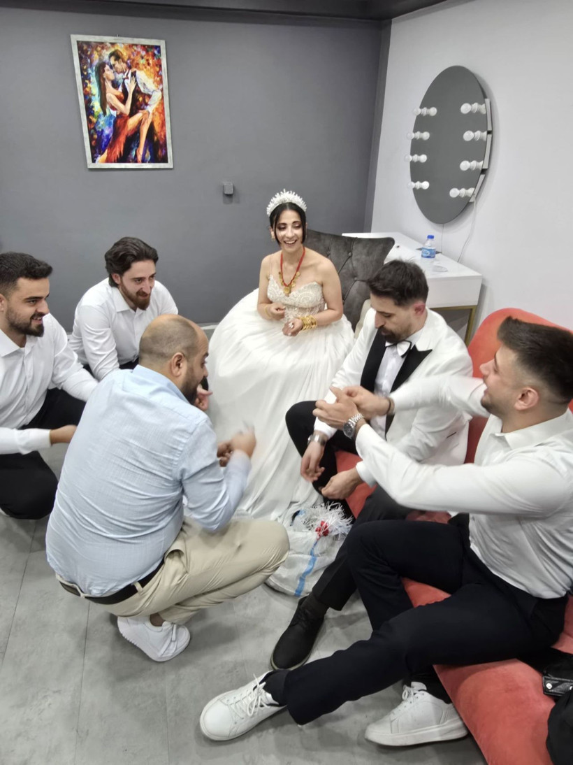 10 gün esnaf gezdiler, geline ağırlığınca para taktılar! Sayması saatler sürer ama... - Resim: 8