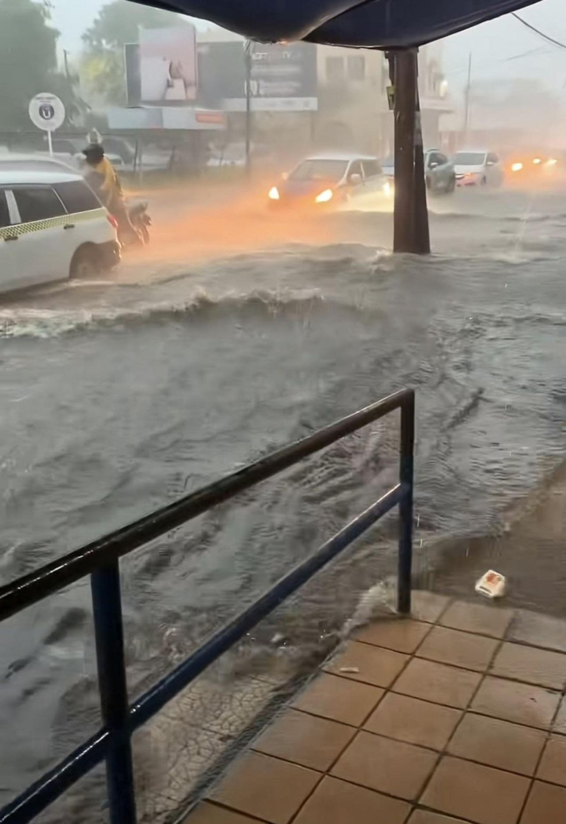 Melissa yıktı geçti: On binlerce turist mahsur - Resim: 5