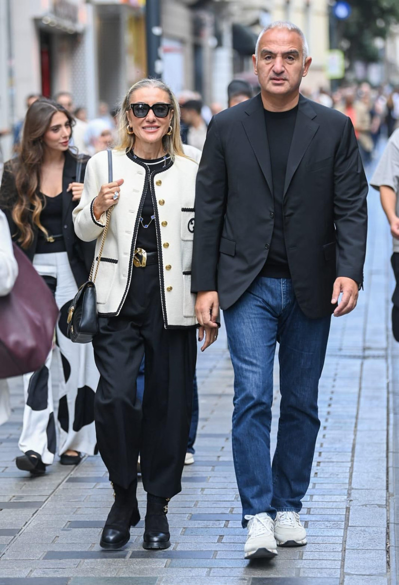 Bakan Ersoy Beyoğlu’nda sergileri tek tek gezdi - Resim : 1