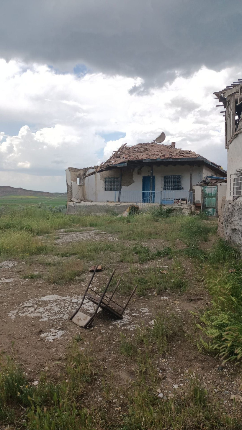Çorum'da şiddetli hortum! Çatılar uçtu, 2 kişi yaralandı - Resim: 7