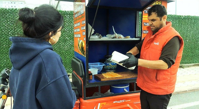 Fiyatı 90 TL, dönerden sıkılanlar akın ediyor: 1 metrekarelik tezgahta yetişemiyor - Resim: 5