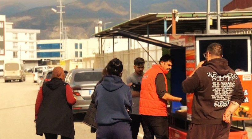 Fiyatı 90 TL, dönerden sıkılanlar akın ediyor: 1 metrekarelik tezgahta yetişemiyor - Resim: 4