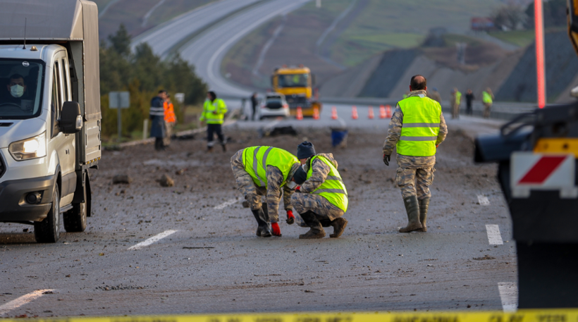 F-16 kazasına şahit olan tır şof&ouml;r&uuml; o anları anlattı: Par&ccedil;aları &ouml;n&uuml;me d&uuml;şt&uuml; - Resim : 1