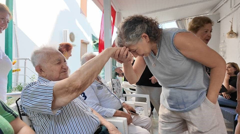 101 yaşını komşularıyla kutladı, uzun yaşamanın sırrını paylaştı - Resim: 3