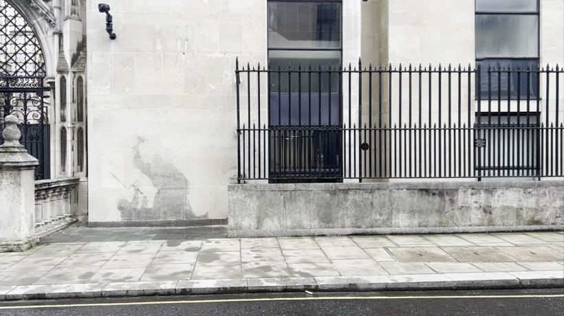 Banksy’nin Londra Kraliyet Adalet Sarayı’ndaki eseri 'silindi': Sosyal medya yeni halini konuşuyor - Resim : 2