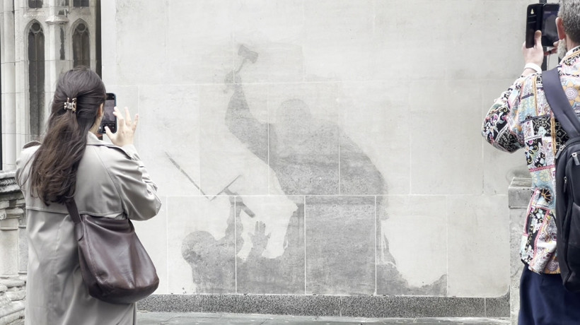Banksy’nin Londra Kraliyet Adalet Sarayı’ndaki eseri 'silindi': Sosyal medya yeni halini konuşuyor - Resim : 3