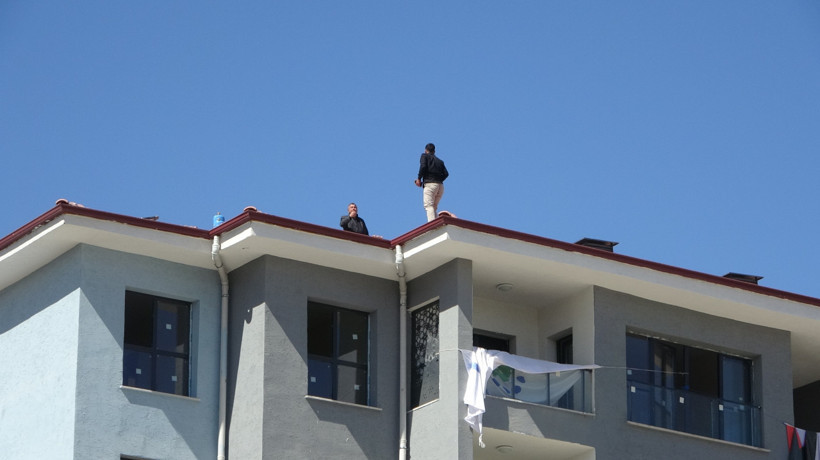 Alacağını alamadı çatıya çıktı, polis yiyecek verip indirdi - Resim : 1