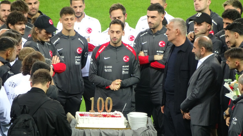 Hakan Çalhanoğlu’na 100. milli maç sürprizi! Sahada pasta kesildi - Resim : 2