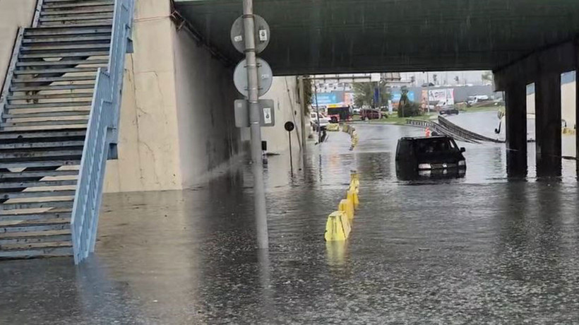 İstanbul'da sağanak alarmı: Sel sularına kapılan kadın kurtarıldı - Resim : 3