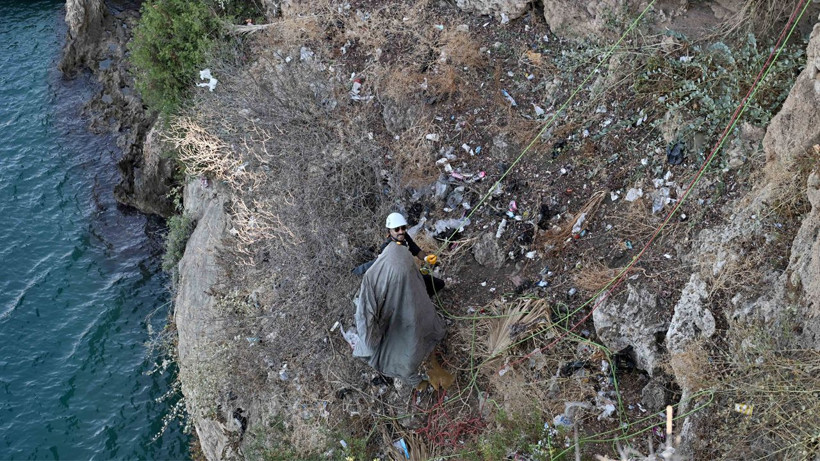 40 metrelik falezlerden denizlere... Büyük temizlik operasyonu! Neler çıktı neler - Resim: 1