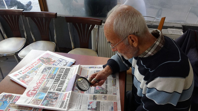 Yakın gözlüğünü kaybetti, 18 yıldır büyüteçle gazete okuyor - Resim: 2