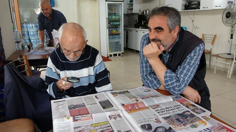 Yakın gözlüğünü kaybetti, 18 yıldır büyüteçle gazete okuyor - Resim: 3