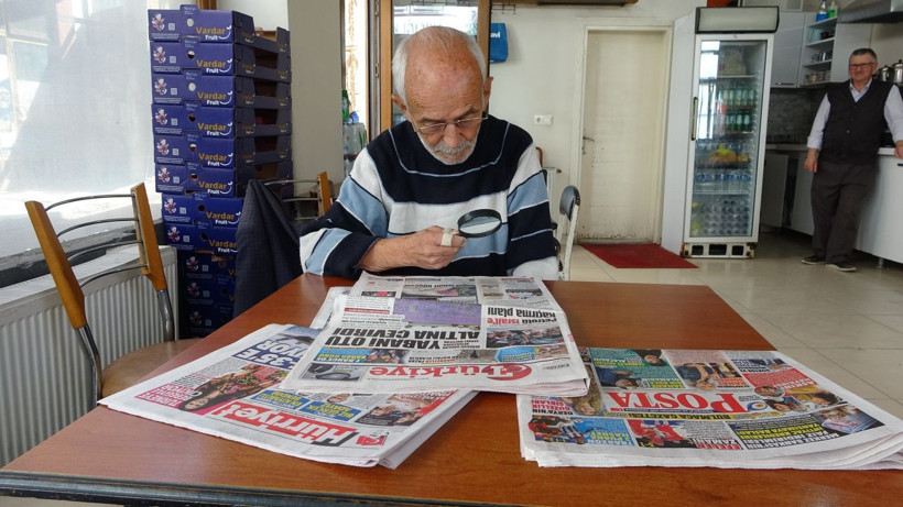 Yakın gözlüğünü kaybetti, 18 yıldır büyüteçle gazete okuyor - Resim: 4