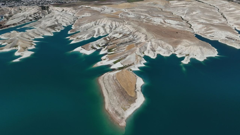 Atatürk Barajı'nda sular çekildi! Vatandaşlar şaşkın: 'Hiç görmediğimiz adacıklar ortaya çıktı' - Resim: 1