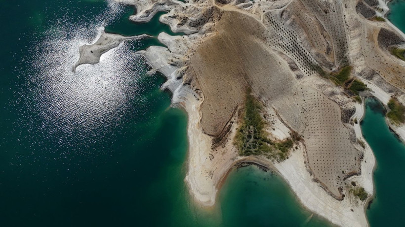Atatürk Barajı'nda sular çekildi! Vatandaşlar şaşkın: 'Hiç görmediğimiz adacıklar ortaya çıktı' - Resim: 3