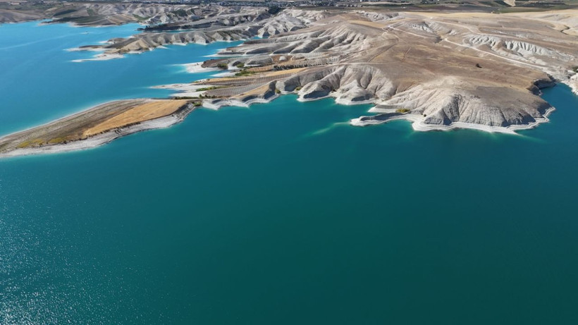 Atatürk Barajı'nda sular çekildi! Vatandaşlar şaşkın: 'Hiç görmediğimiz adacıklar ortaya çıktı' - Resim: 5