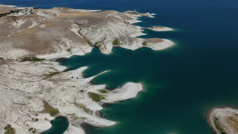 Atatürk Barajı'nda sular çekildi! Vatandaşlar şaşkın: 'Hiç görmediğimiz adacıklar ortaya çıktı' - Resim: 6