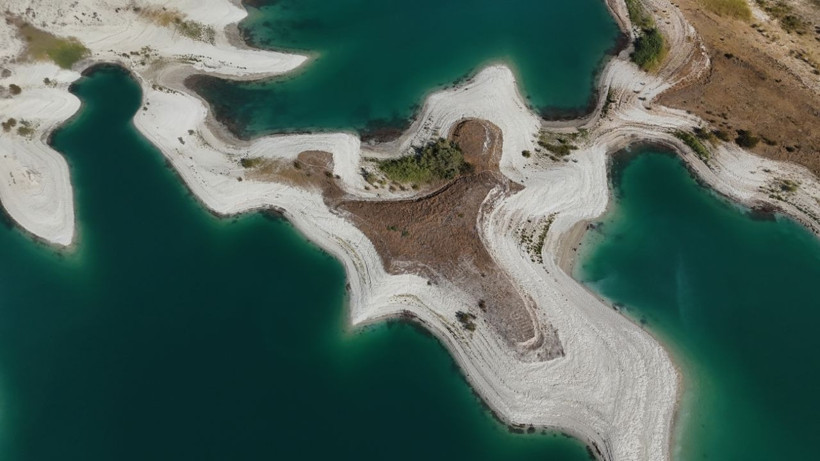 Atatürk Barajı'nda sular çekildi! Vatandaşlar şaşkın: 'Hiç görmediğimiz adacıklar ortaya çıktı' - Resim: 7