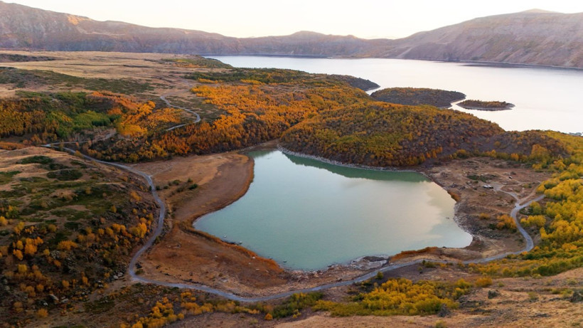 Bitlis’te kartpostallık manzara: Nemrut Krater Gölü’nde renk cümbüşü - Resim: 2
