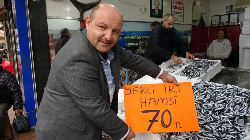 Fiyatlar yarı yarıya azaldı! Hamsi 70 liraya düştü, vatandaş sevinçten çiğ yedi - Resim: 1