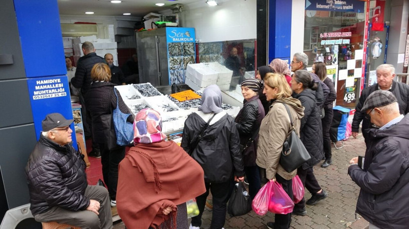 Fiyatlar yarı yarıya azaldı! Hamsi 70 liraya düştü, vatandaş sevinçten çiğ yedi - Resim: 6
