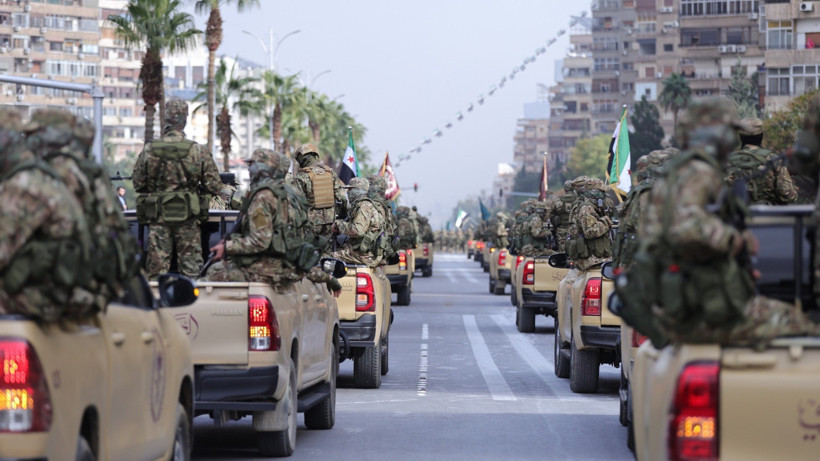 Suriye ordusundan halkı devrimin 1. yılına özel askeri geçit töreni - Resim : 1