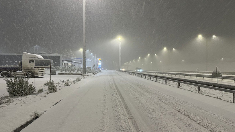 İstanbul’da 2026’nın ilk saatlerinde kar etkili oldu: Araçlar yollarda kaldı - Resim: 1