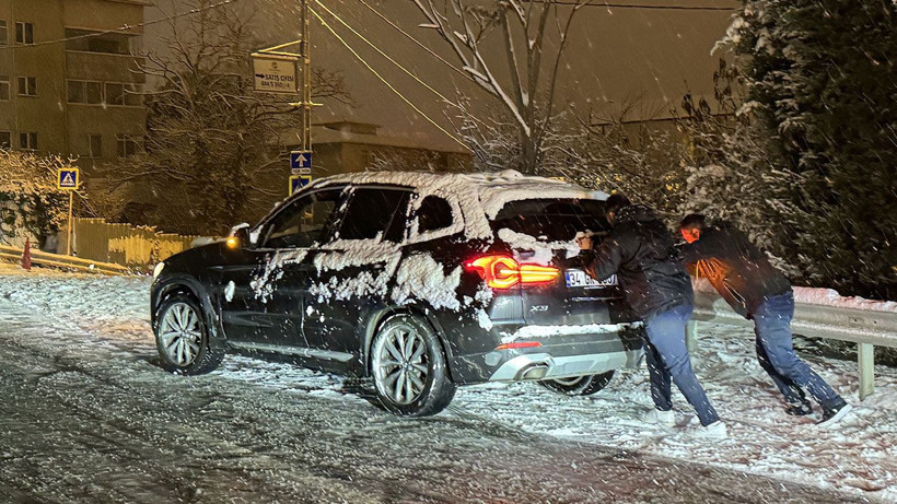İstanbul’da 2026’nın ilk saatlerinde kar etkili oldu: Araçlar yollarda kaldı - Resim: 2