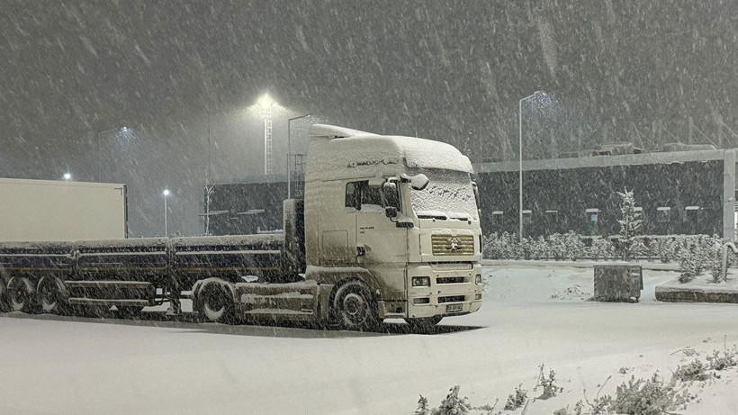 İstanbul’da 2026’nın ilk saatlerinde kar etkili oldu: Araçlar yollarda kaldı - Resim: 3