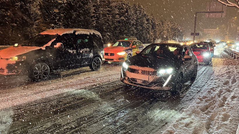 İstanbul’da 2026’nın ilk saatlerinde kar etkili oldu: Araçlar yollarda kaldı - Resim: 5